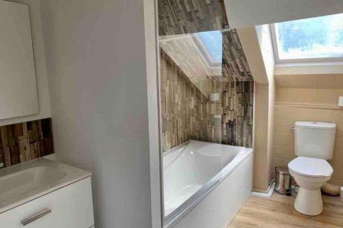 bagno con vasca, servizi igienici e finestra di Le Roi ad Avranches