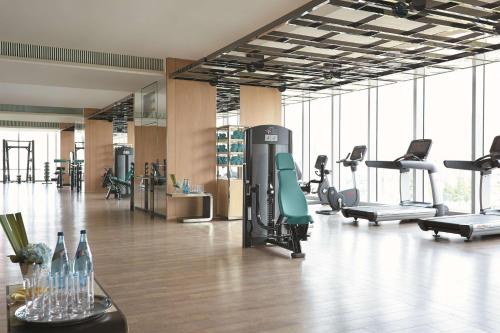 Fitness centrum a/nebo fitness zařízení v ubytování Jing An Shangri-La, Shanghai - sits centrally amid Puxi's iconic landmarks, uniquely positioned nearby Jing'an Temple