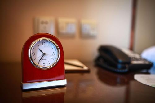 a red clock sitting on top of a desk at Shangri-La Tangshan in Tangshan