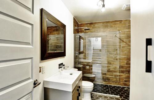 52 Chemin de la Perdrix في ستونهارم: حمام مع حوض ومرحاض ودش