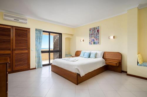 Bela Vista Penthouse with Pool by LovelyStay