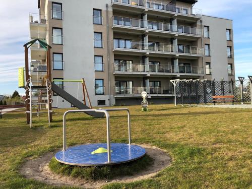 Ο χώρος παιχνιδιού για παιδιά στο Apartament RUBINOWY Pięć Mórz - Sianożęty