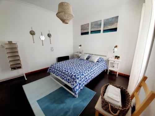 1 dormitorio con 1 cama y 1 silla en Cozy Beach House, en Ribeira Grande