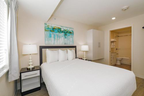 Tempat tidur dalam kamar di Parks Residential-Richardson