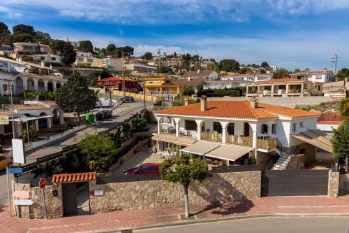 una vista aérea de una ciudad con casas en Apartamento Maruja Roig 2 Playa Sur, en Peñíscola