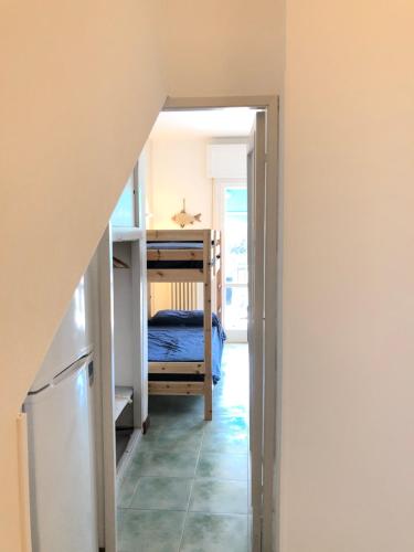 a room with a bunk bed and a kitchen at Un Passo dal Mare in Zoagli