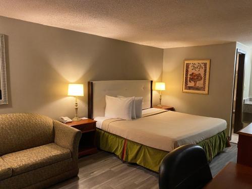 Katil atau katil-katil dalam bilik di Travelodge by Wyndham Laurel Ft Meade Near NSA