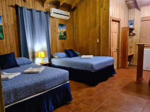 Un pat sau paturi într-o cameră la Hotel Playa Caribe