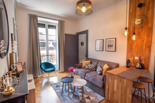 un salon avec un canapé et une table dans l'établissement L'Idéal - 2 pièces en hypercentre, à Annecy