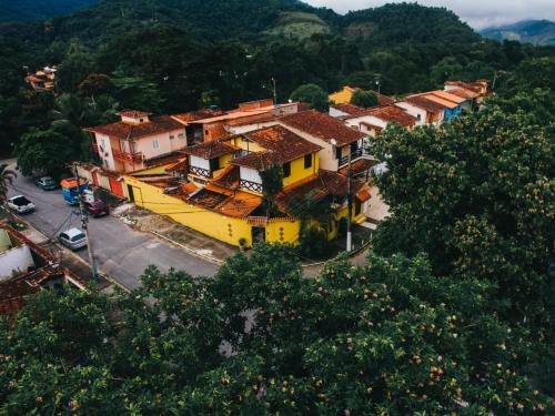 una vista aérea de un pueblo con un edificio amarillo en MAI Chameguin Hospedagens Paraty, en Paraty