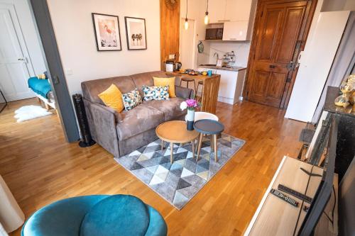 un salon avec un canapé et une table dans l'établissement L'Idéal - 2 pièces en hypercentre, à Annecy