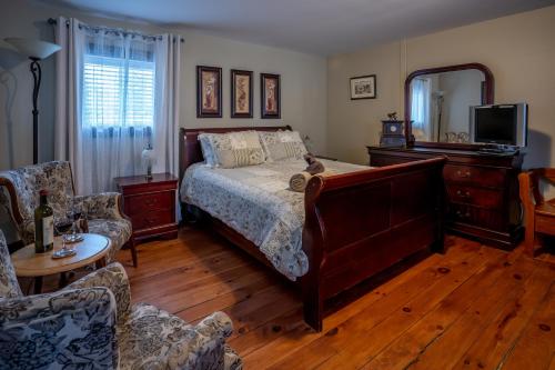 a bedroom with a bed and a mirror at Au Coeur De Magog in Magog-Orford