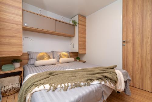 Ένα ή περισσότερα κρεβάτια σε δωμάτιο στο Mobile Homes AZZURRO