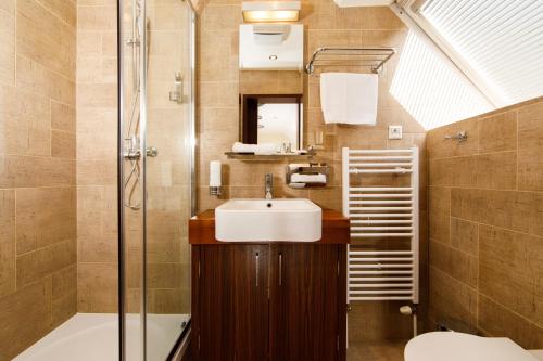 A bathroom at BEIGLI Hotel & Garden