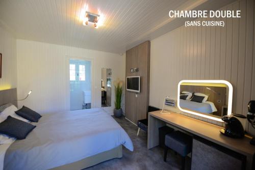 Casa Méline في Montry: غرفة نوم مع سرير ومكتب مع مرآة