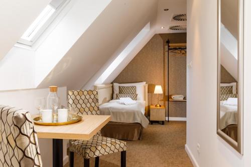 A bed or beds in a room at BEIGLI Hotel & Garden
