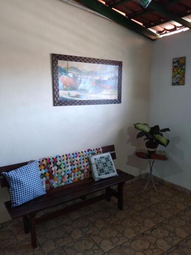 Pousada Sayonara في أتيبايا: غرفة معيشة مع أريكة عليها وسائد