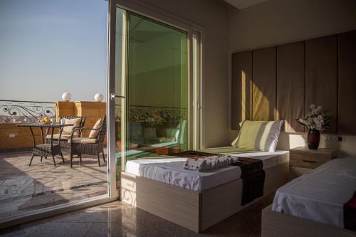 Un ou plusieurs lits dans un hébergement de l'établissement Gardenia Pyramids View Inn - Rooftop