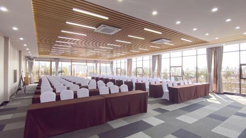Zona business o sala de conferencias en Holiday Inn Express Shanghai Hongqiao North by IHG
