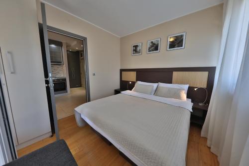 En eller flere senge i et værelse på Business & Travel Apartments