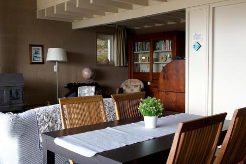 ein Esstisch und Stühle in einem Wohnzimmer in der Unterkunft Le Vieux Sart 32 Coo in Stavelot