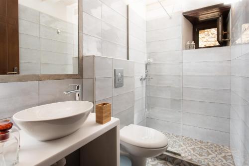 Ванна кімната в Myrsini's Castle House - Comfortable Residence with Large Balcony & Sea View