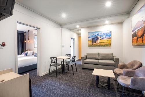 Habitación de hotel con sofá y cama en Nightcap at Millers Inn en Altona