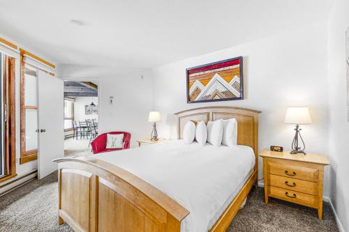 Un pat sau paturi într-o cameră la The Lodge at Steamboat by Vacasa