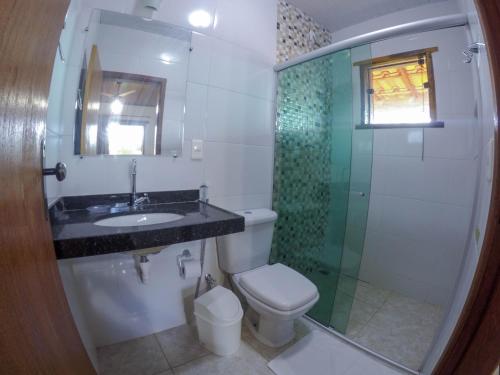 a bathroom with a sink and a toilet and a shower at Topo do Cipó Ecopousada Vegana in Serra do Cipo