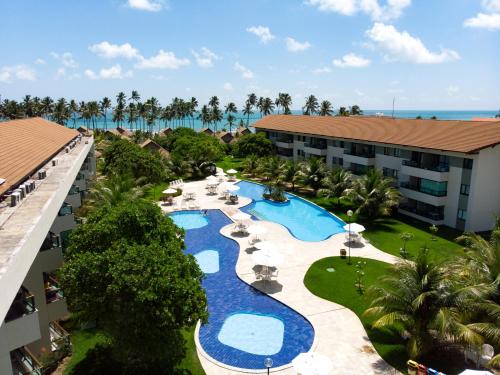 einen Luftblick auf ein Resort mit einem Pool in der Unterkunft Carneiros Beach Resort in Praia dos Carneiros