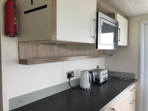 Dapur atau dapur kecil di Emmanuel Holiday Home