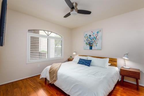 um quarto branco com uma cama e uma janela em Villa Comfort condo em Scottsdale