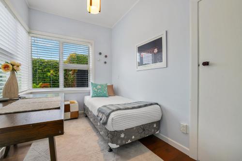 Giường trong phòng chung tại Uptown City Haven - Christchurch Townhouse