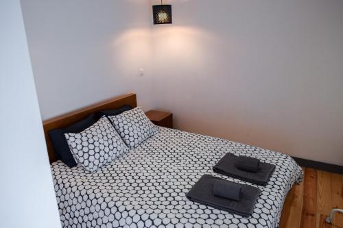 1 dormitorio con 1 cama con 2 almohadas en Aurora Garden, en Oporto