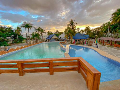 une grande piscine dans un complexe dans l'établissement Acacia Hotel Bacolod, à Bacolod