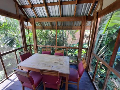 Un balcón o terraza en Roatan Backpackers' Hostel