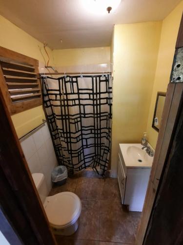 Un baño de Roatan Backpackers' Hostel