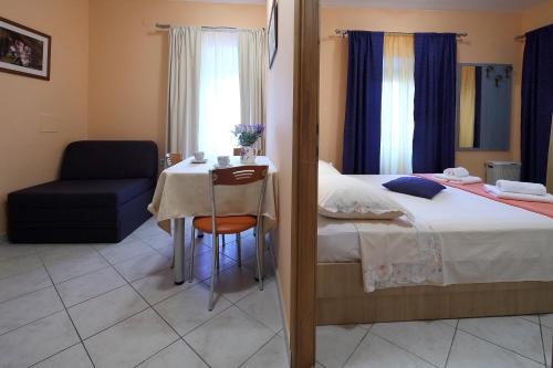 Imagem da galeria de La Familia Apartments em Makarska