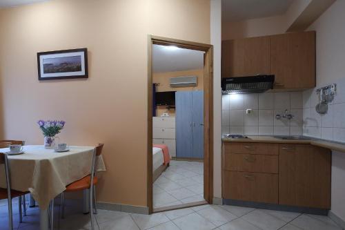 Imagem da galeria de La Familia Apartments em Makarska