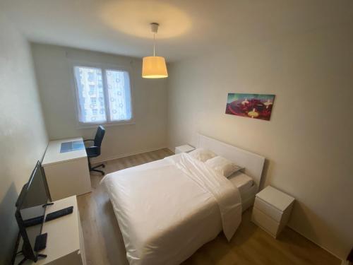 une chambre avec un lit, un bureau et une fenêtre dans l'établissement Chambre calme (Neptune)-Proche Gare & Hyper centre, au Mans