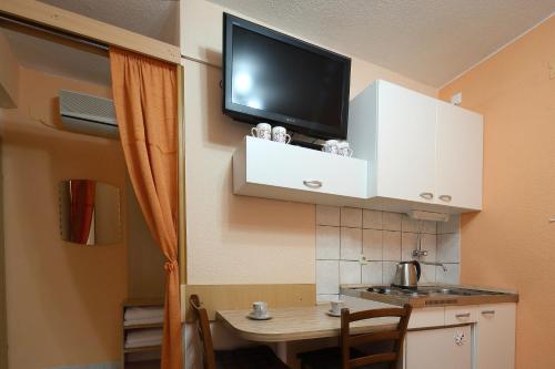 Gallery image of La Familia Apartments in Makarska