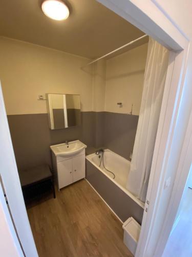 une salle de bain avec une baignoire, un lavabo et un miroir dans l'établissement Chambre DELUXE (Jupiter) calme-Gare & Hyper centre, au Mans