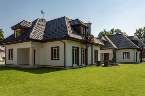 a house with a green lawn in front of it at Zamkowe Wzgórze Dom Nr 3 Kazimierz Dolny, Góry in Kazimierz Dolny