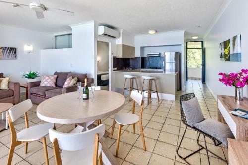 Kuchyň nebo kuchyňský kout v ubytování Whitsunday Apartments on Hamilton Island by HIHA