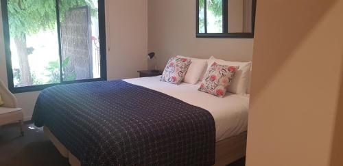 Cama o camas de una habitación en Adelphi Apartment 6 Riverview 2 BDRM, 1BDRM or 6A King Studio Riverview both with balconies