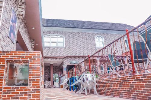 un edificio de ladrillo con una escalera delante de él en Elites Lodge en Port Harcourt