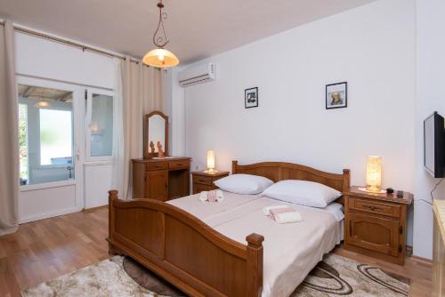 ein Schlafzimmer mit einem Bett mit zwei Handtüchern darauf in der Unterkunft Apartment Kuna in Kuna Pelješka