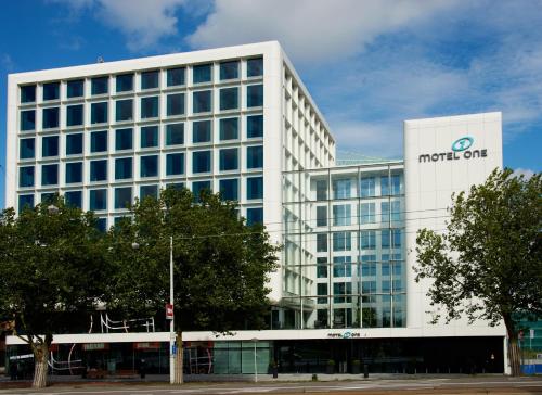 un grande edificio bianco con un cartello nordisc di Motel One Amsterdam ad Amsterdam