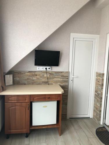 a room with a desk and a tv on a wall at Mosoly Szallashely in Szeged