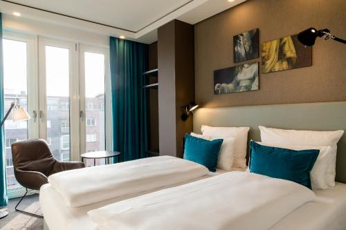Кровать или кровати в номере Motel One Amsterdam-Waterlooplein
